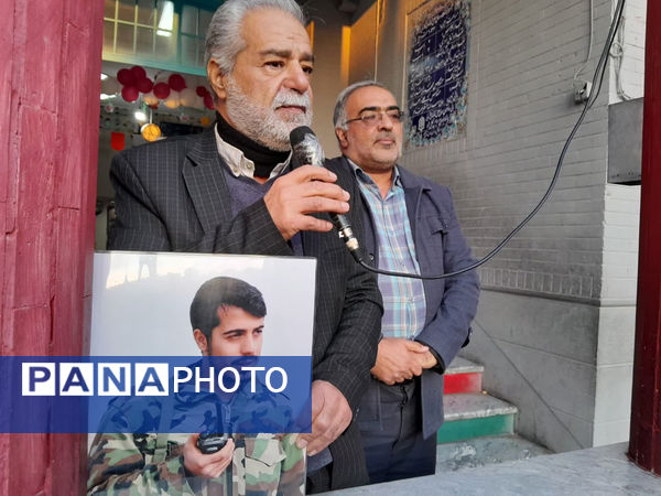 تقدیر دانش‌آموزان یک مدرسه در قم از پدر شهید کریمی