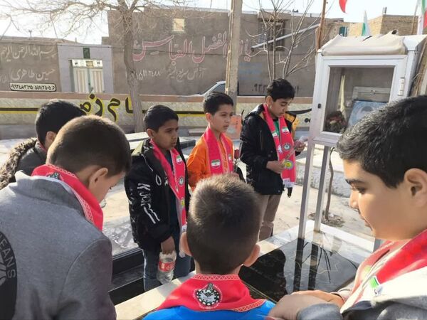 غبارروبی مزار شهدا توسط دانش‌آموزان دبستان شهید پسندیده فدافن