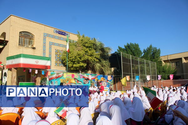 جشن روز دانش‌آموز در دبستان امید انقلاب بوشهر