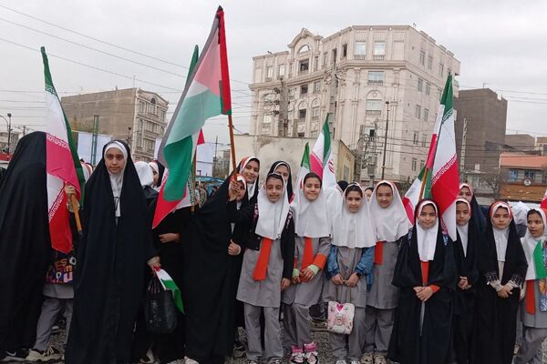 حضور پرشکوه دانش‌آموزان کهریزک و باقرشهر در راهپیمایی ۱۳ آبان