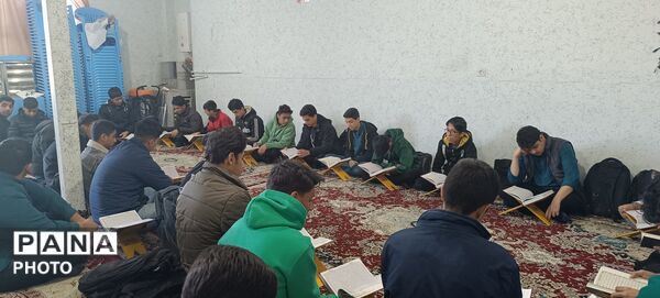 محفل جزء‌خوانی قرآن کریم در دبیرستان پسرانه صدرا ابرکوه