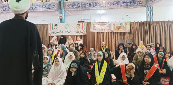 لحظاتی شاد از اعتکاف دانش‌آموزی با حضور نویسندگان و فرهیختگان یزد 