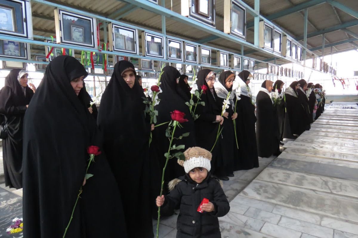 احترام به مقام شهدا با حضور فرماندهان و بسیجیان در گلزار بی‌بی سکینه(س) شهرستان ملارد