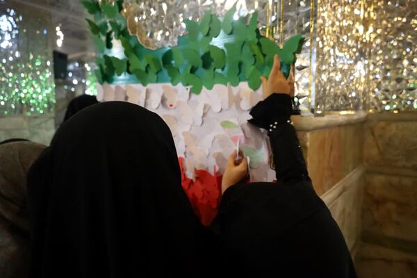  دورهمی دختران با قرائت سوره مبارکه فتح در رواق دارالذکر سومین حرم اهل بیت (ع)