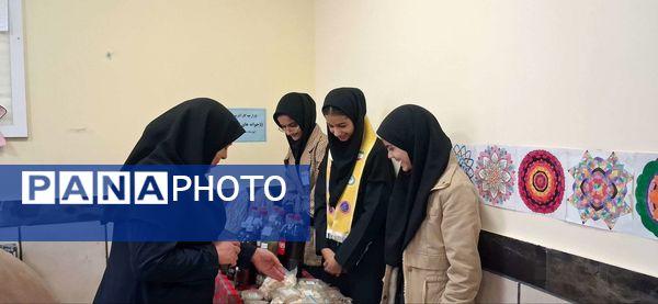 بازدید مدیر و پرسنل دبیرستان مادر مهربان خلیل آباد از بازارچه کار آفرینی