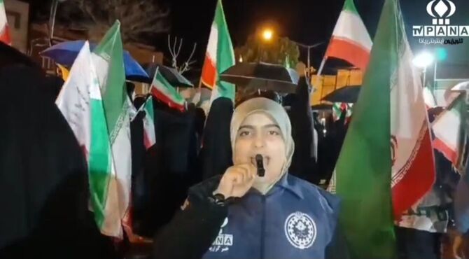 باران می‌بارید، اما مردم بیجار ایستاده بودند