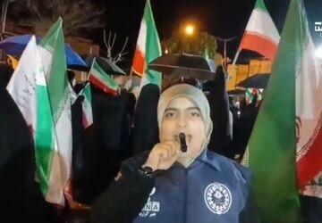 باران می‌بارید، اما مردم بیجار ایستاده بودند