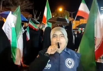 باران می‌بارید، اما مردم بیجار ایستاده بودند