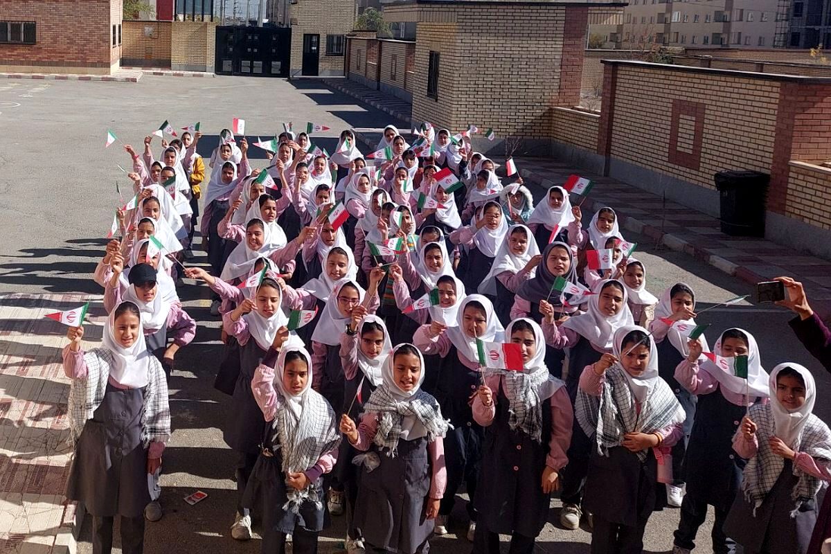 طلوع نشاط و انسجام؛ مراسم صبحگاهی تشکیلاتی در دبستان صدیقه کبری فیروزکوه 
