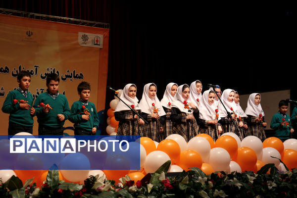 همایش دانش‌آموزان همیار مشاور آذربایجان‌شرقی