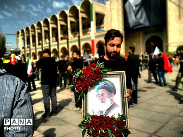 حضور دانش‌آموزان مدارس صدرای ولایت و شاهد فرقانی بناب در تشییع رهبر شهید