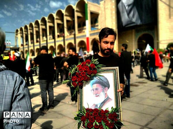 حضور دانش‌آموزان مدارس صدرای ولایت و شاهد فرقانی بناب در تشییع رهبر شهید