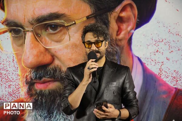 هنرمندان پای کار انقلاب