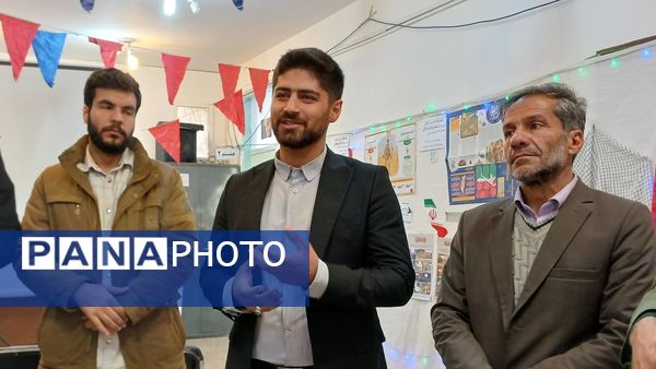 افتتاحیه نمایشگاه مدرسه انقلاب در دبیرستان شهید سلیمانی