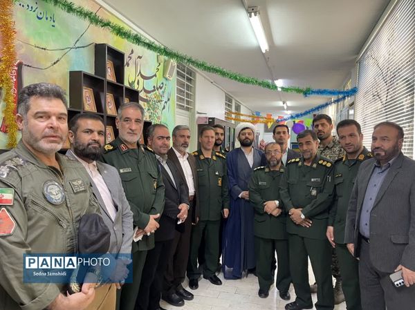 مدرسه‌ای که در هفته معلم رنگ افتخار گرفت