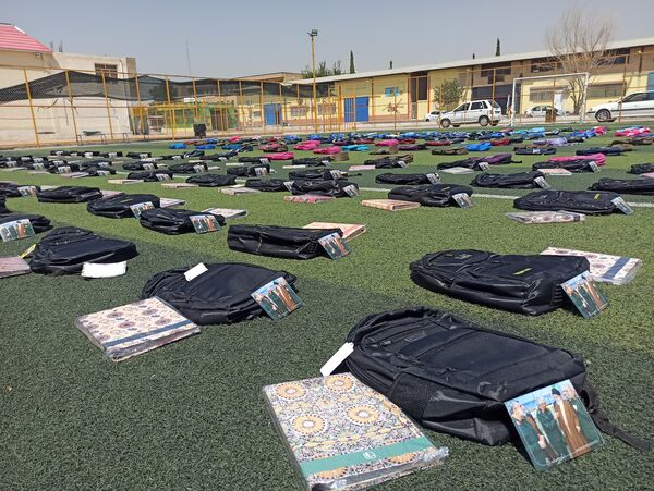 توزیع ٥٠٠ بسته کیف و لوازم التحریر میان دانش‌آموزان نیازمند در آموزش و پرورش ناحیه 3 شیراز