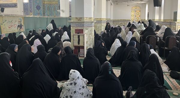 تکریم مادران و همسران شهدا و تجلیل از برگزیدگان مسابقات در نماز جمعه اشکذر 