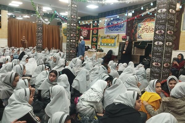 حضور دانش‌آموزان دبستان حاتم ناحیه دو شهرری در مراسم ضیافت افطاری 