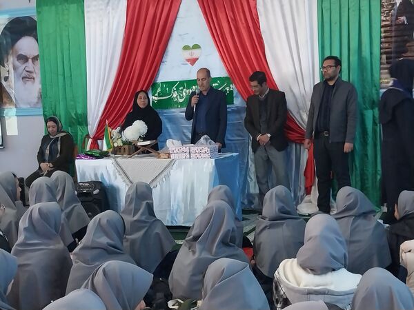 تقدیر از دانش‌آموزان برتر آموزشگاه فدک فاروج 
