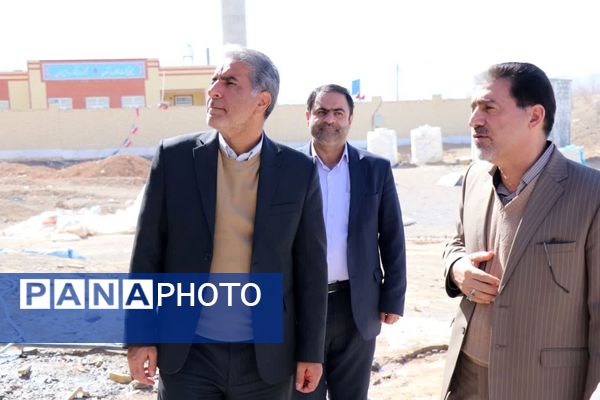 بازدید مشاور وزیر آموزش و پرورش از پروژه‌های مدرسه‌سازی در بخش بهمن ابرکوه 