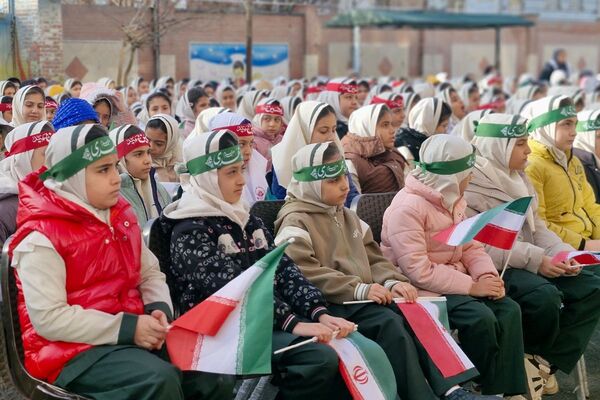 آیین نواخته شدن زنگ انقلاب اسلامی در مدرسه آیت‌الله خامنه‌ای قرچک