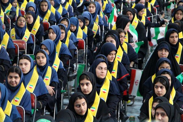 هم‌سرایی هزار نفری دانش‌آموزان یاور انقلاب در اسلامشهر
