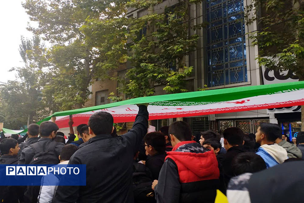 راهپیمایی استکبارستیزی شهرستان پیشوا در روز دانش‌آموز