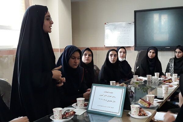 رقابت دانش‌آموزان منتخب در انتخابات منطقه‌ای شورای دانش‌آموزی بهارستان دو