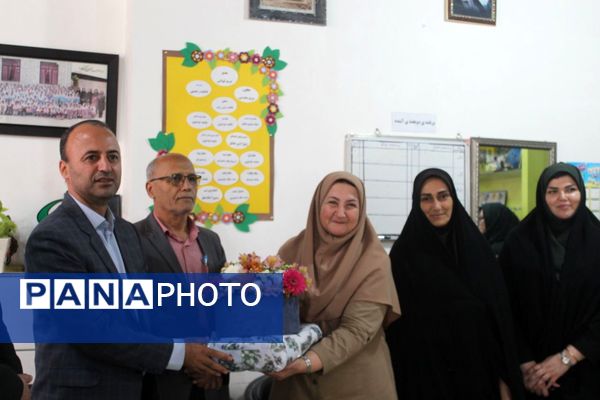 بزرگداشت مقام معلمان در مدارس گلوگاه 