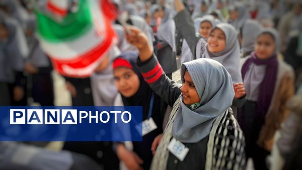 جشنی به رنگ پرچم ایران در دبستان نیایش 