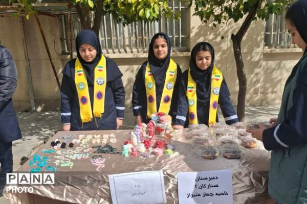 برگزاری بازارچه غذا و صنایع‌دستی در دبیرستان ستارگان۲