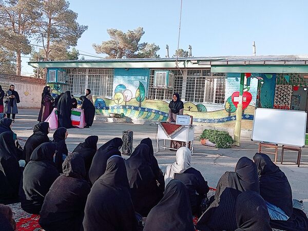 اولین جلسه انجمن اولیا در دبستان توحید 