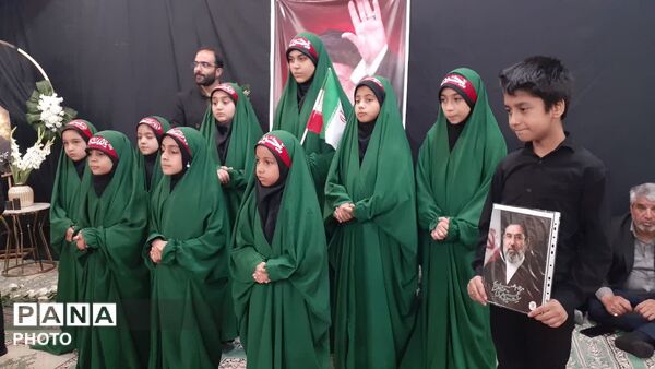 حضور جمعی از مسئولین آموزش و پروش استان یزد و دانش آموزان در مراسم یادبود رهبر شهید