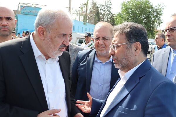 زنگ سپاس معلم در هنرستان احمدی روشن منطقه ۱۴ تهران با حضور وزیر نیرو نواخته شد