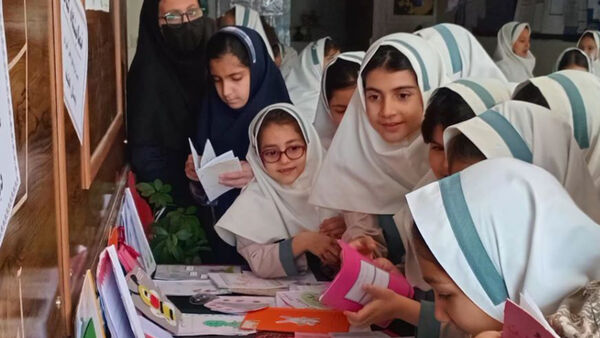 برپایی نمایشگاه کتاب‌های تألیفی و تصویرگری‌شده دانش‌آموزان در دبستان لطیفه