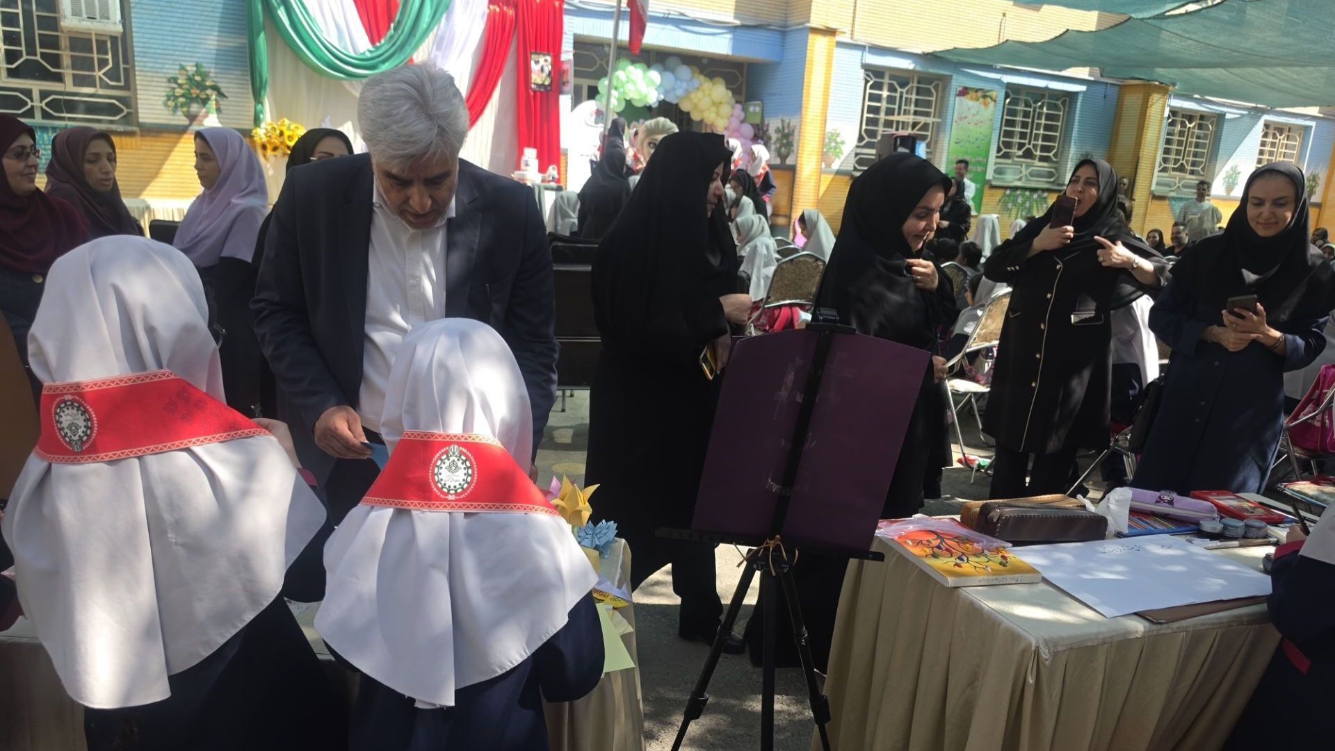 آیین جشن شکوفه‌ها و نواختن زنگ مهر و ایثار در دبستان دخترانه فرهنگیان