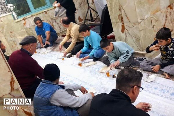 آیین افطاری ماه مبارک رمضان در امامزاده عمادالدین رباط‌کریم