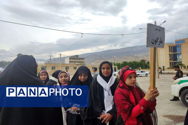 استقبال از دانش‌آموزان شرکت کننده در مسابقات قرآن، عترت و نماز در شهرستان چرام