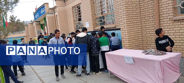 برگزاری بازار چه دانش‌آموزی دبیرستان پسرانه متوسطه اول آزادگان شهرستان کاشمر 