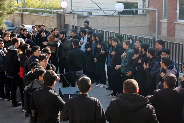 عزاداری دانش‌آموزان برای حضرت زهرا (س) در کنار مزار شهید گمنام