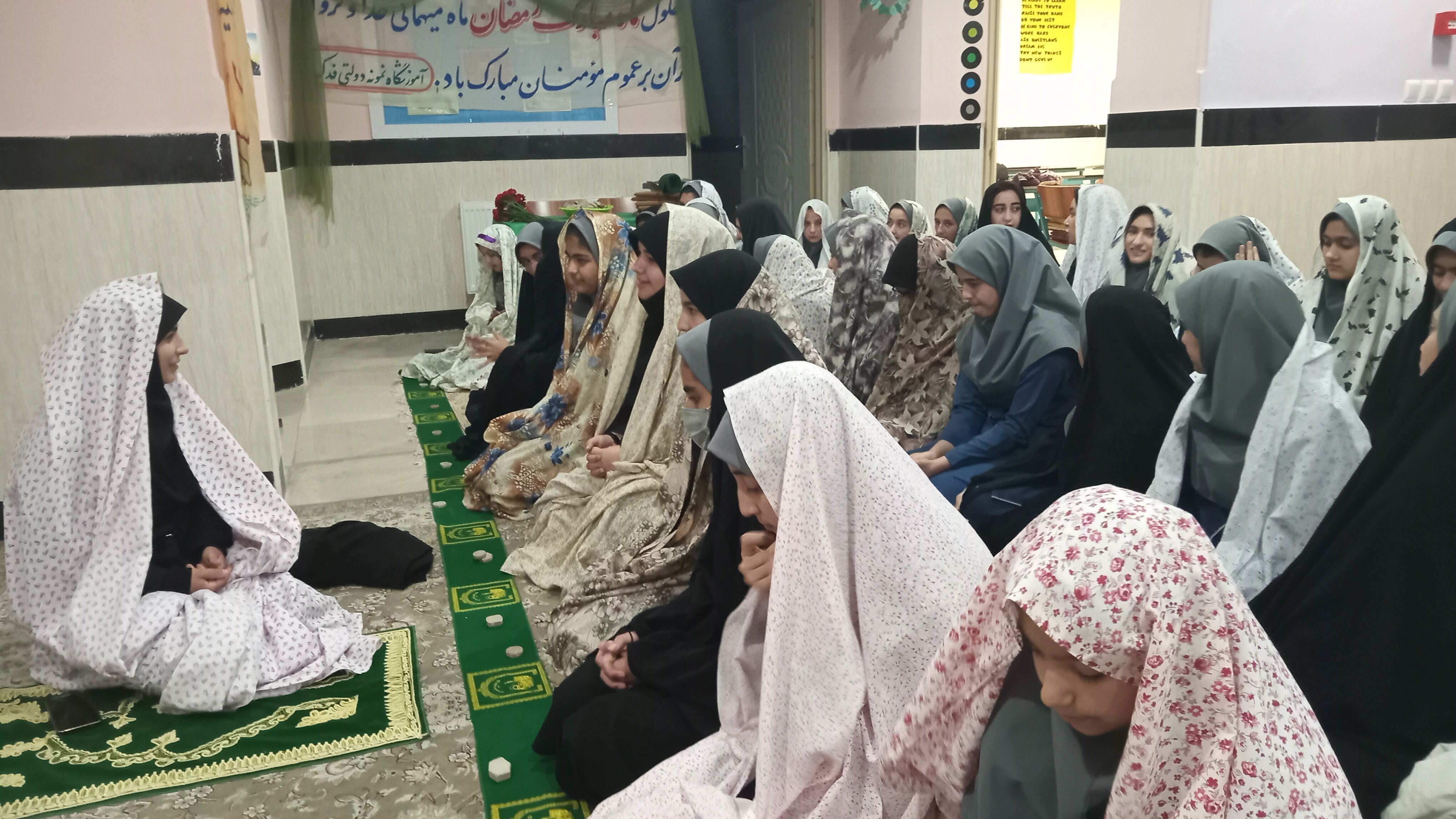 سفره مهربانی مهمانی خدا در آموزشگاه دخترانه نمونه دولتی فدک شهرستان فاروج 