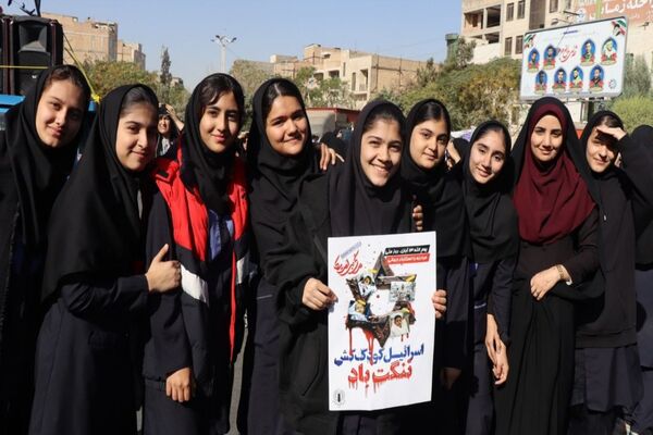حضور پرشور دانش‌آموزان پاکدشتی در راهپیمایی روز ۱۳ آبان