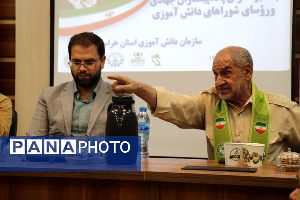 نشست صمیمانه قائم ‌مقام سازمان دانش‌آموزی کشور با روسای ادارات و مدرسین خراسان رضوی