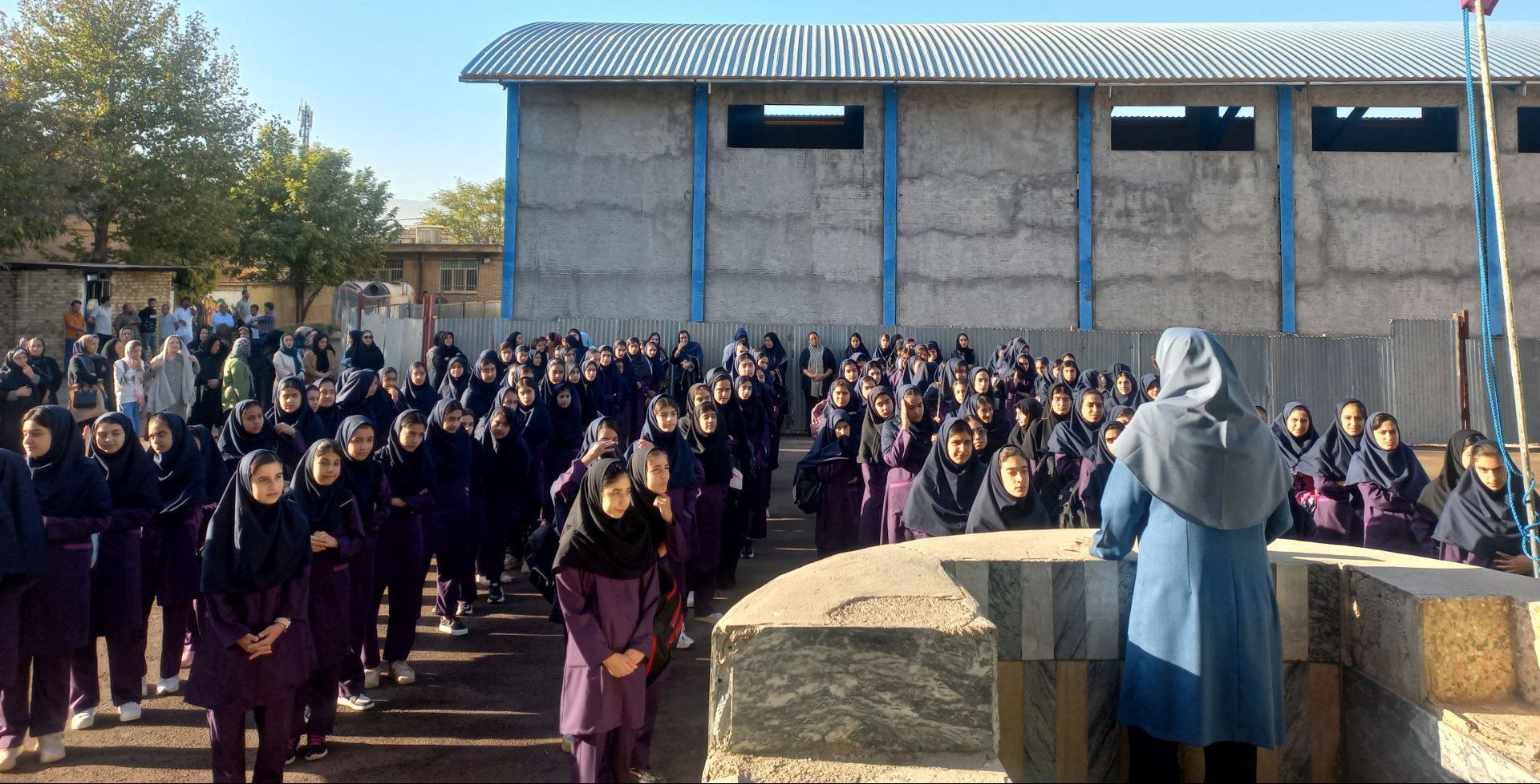 شور و شوق دانش‌آموزان در آغاز کلاس‌ها در مدرسه فرهنگ ناحیه ۲ خرم‌آباد