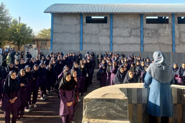 شور و شوق دانش‌آموزان در آغاز کلاس‌ها در مدرسه فرهنگ ناحیه ۲ خرم‌آباد