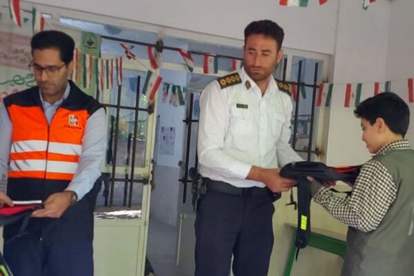 هدایای فرهنگی هفته پدافند غیرعامل به مدارس روستایی فیروزکوه رسید