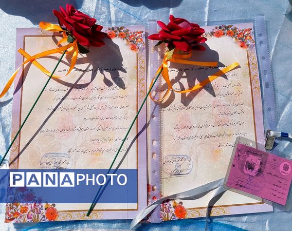  تجلیل از همیاران مشاور دبیرستان نمونه دولتی مهرورزان