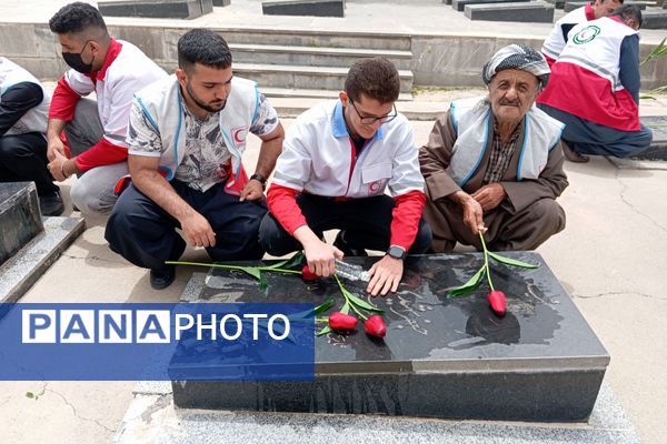 ادای احترام جمعیت هلال‌احمر بانه به شهدا در هفته هلال‌احمر