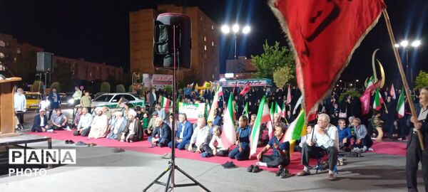 حضور ادامه دار مردم مهستان در میدان 