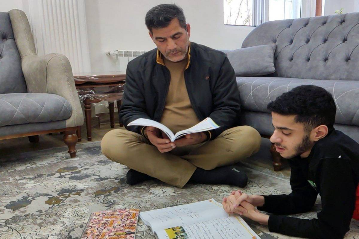 ماجرای معلمی که شوق آموختن به دانش‌آموز کم‌توان جسمی را دارد